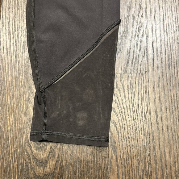 Lulu lemon 3/4 legging with mesh detail - size 8 - Picture 2 of 4